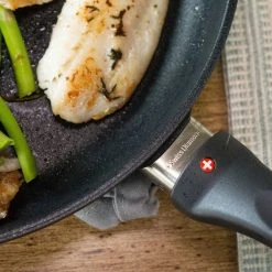 Swiss Diamond | HD Fry Pan With Lid - 11" -Cuisinart Shop xd6428c 318 1